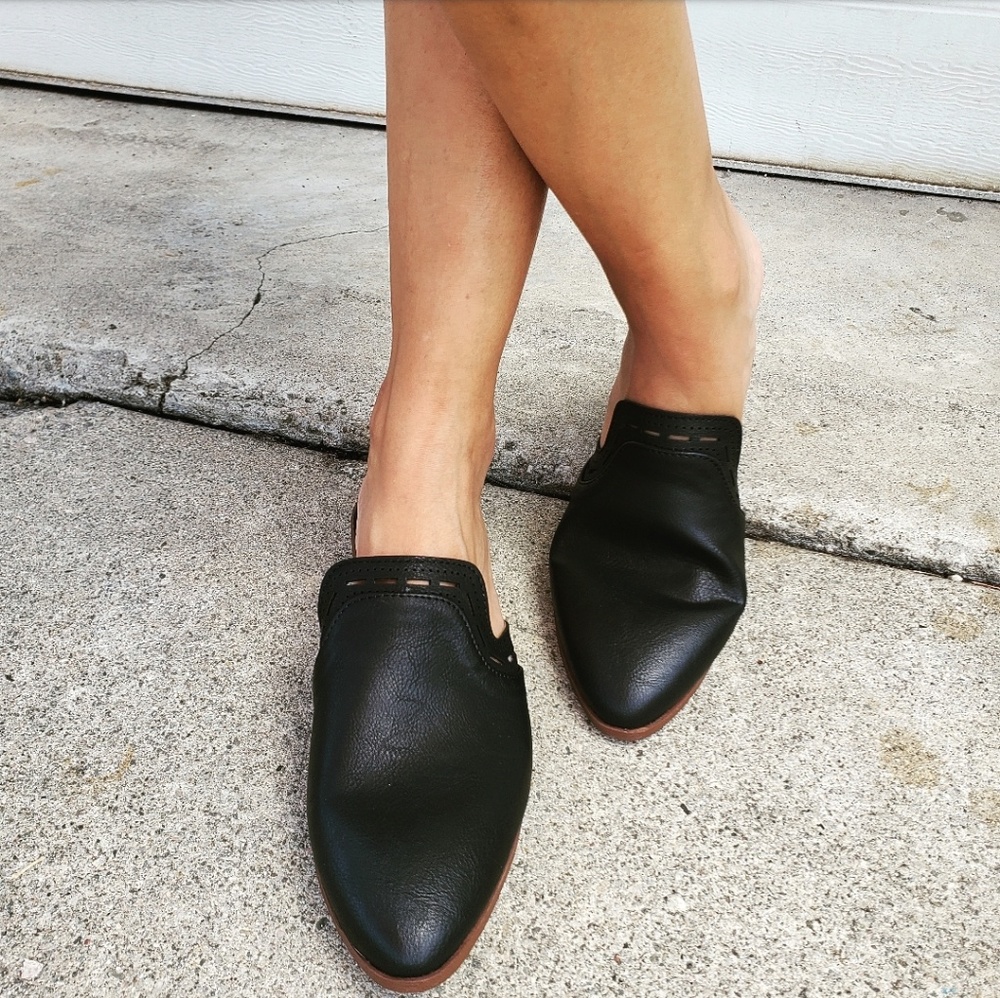 🆕️//The Cassidy// black mule flat - Picture 7 of 8